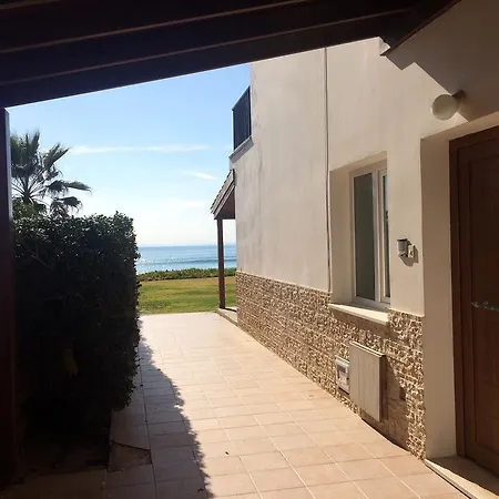 Serenity Beach House Surfer Haven * Larnaca